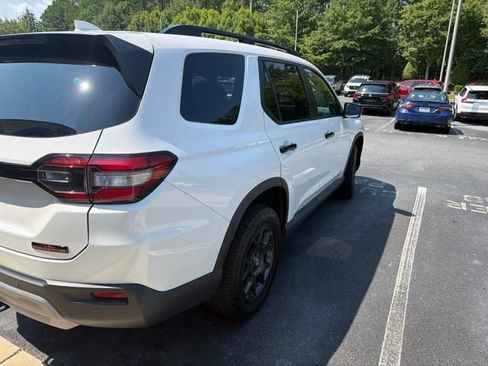 Used 2025 Honda Pilot TrailSport image 4