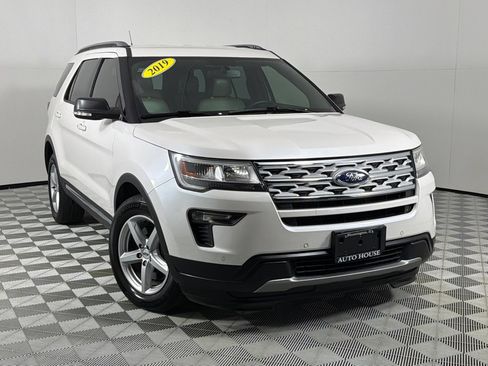 Used 2019 Ford Explorer XLT w/ Equipment Group 202A FWD image 2