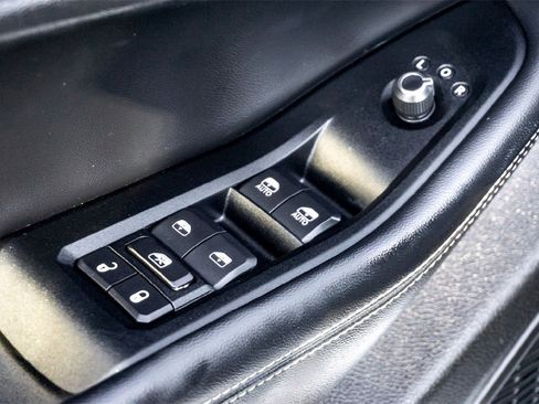 Used 2024 Jeep Grand Cherokee Altitude image 11