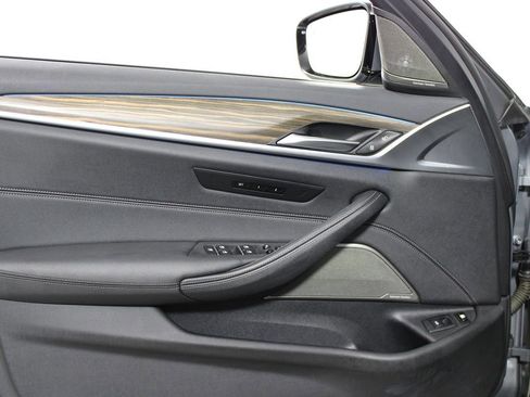 Used 2023 BMW 530e w/ M Sport Package image 6