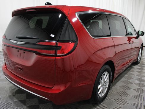 Used 2025 Chrysler Pacifica Select FWD image 30