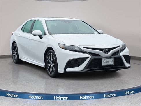 Used 2024 Toyota Camry SE image 4