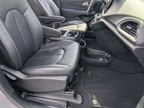 Used 2025 Chrysler Pacifica Select image 28