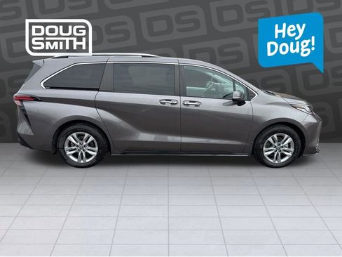 Used 2023 Toyota Sienna Limited image 6