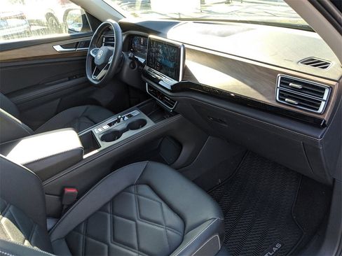 Used 2024 Volkswagen Atlas SE image 7