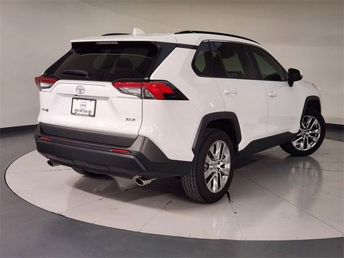 Used 2020 Toyota RAV4 XLE Premium image 2