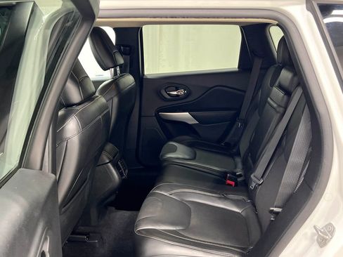 Used 2018 Jeep Cherokee Latitude Plus w/ Comfort/Convenience Group FWD image 29