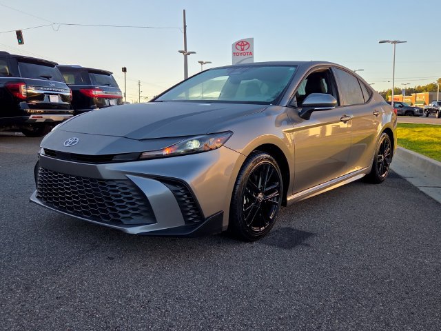 Used 2025 Toyota Camry SE w/ Convenience Package FWD image 3