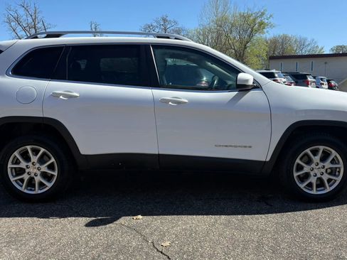 Used 2017 Jeep Cherokee Latitude w/ Cold Weather Group AWD/4WD image 11