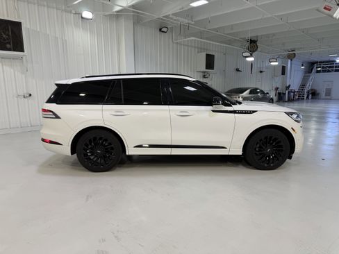 Used 2023 Lincoln Aviator Reserve w/ Equipment Group 201A AWD/4WD image 6