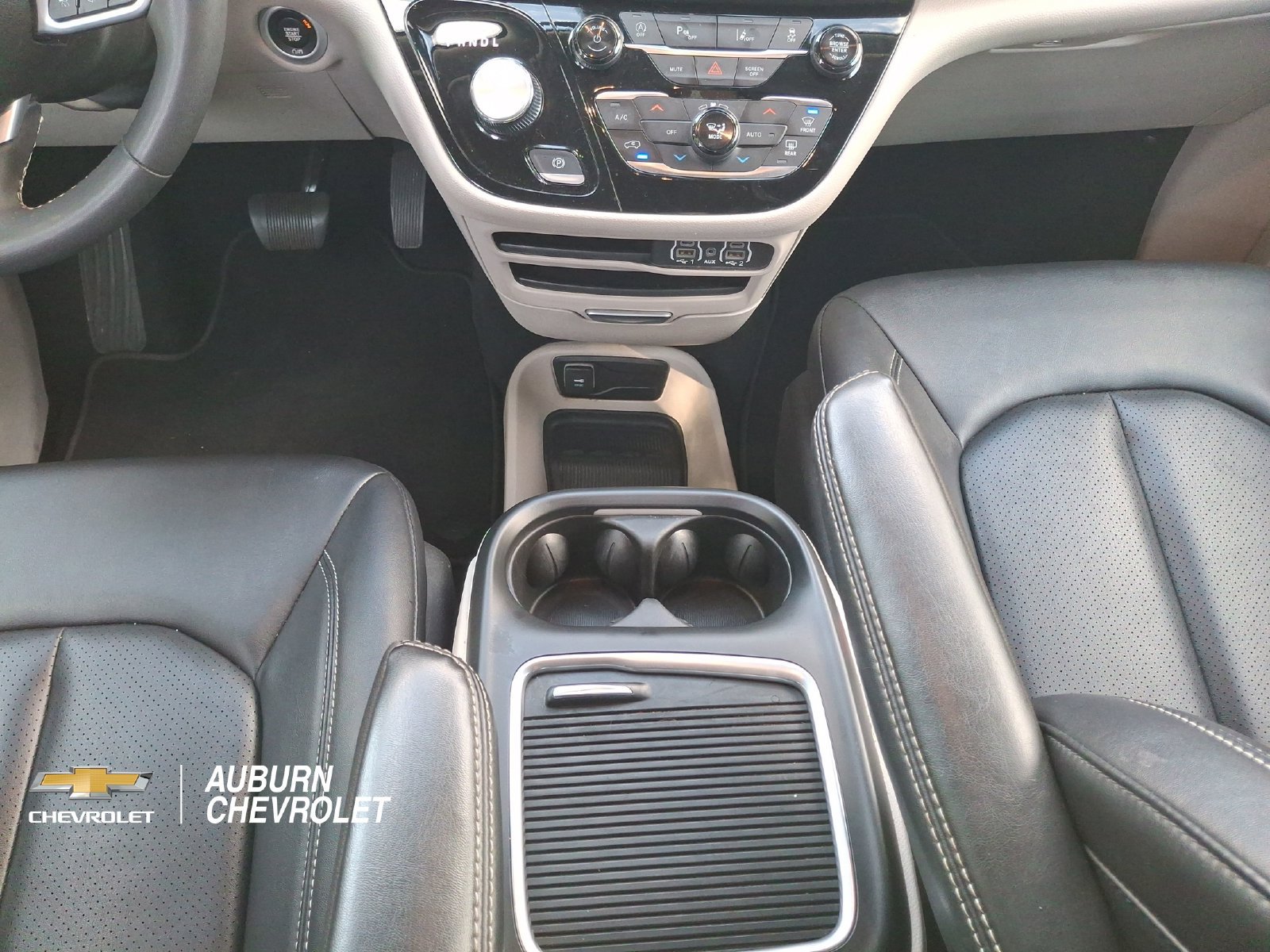 Used 2024 Chrysler Pacifica Touring-L FWD image 7