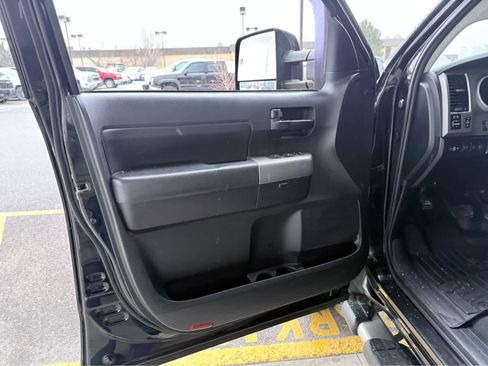 Used 2012 Toyota Tundra 4x4 CrewMax image 12
