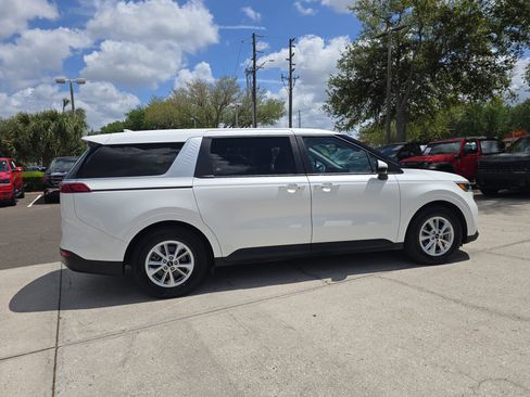 Used 2024 Kia Carnival LX image 8