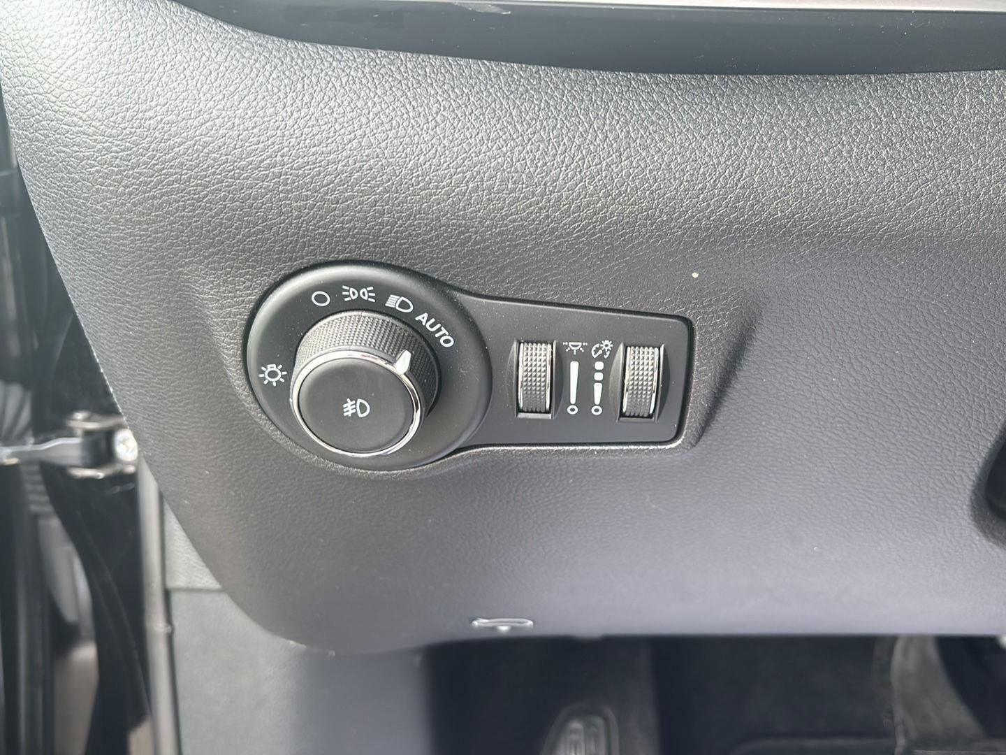 Used 2023 Jeep Compass Latitude w/ Sun and Sound Group AWD/4WD image 11