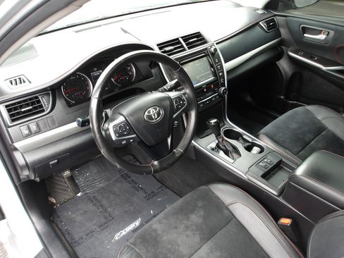 Used 2016 Toyota Camry XSE w/ Moonroof Package FWD image 9