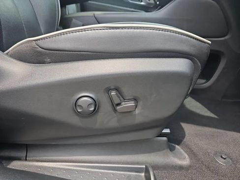 Used 2025 Chrysler Pacifica Limited FWD image 53