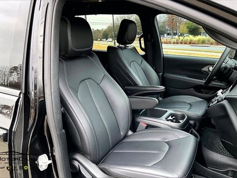 Used 2025 Chrysler Pacifica Select image 9