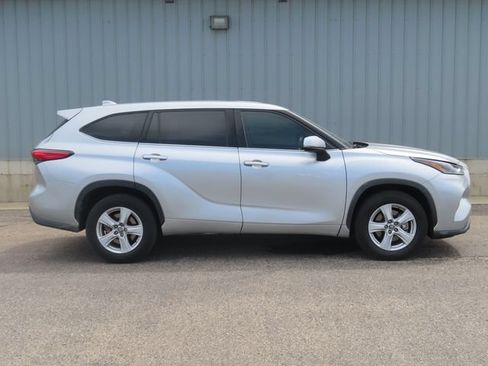 Used 2021 Toyota Highlander L FWD image 3