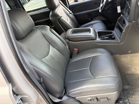 Used 2006 Chevrolet Silverado 2500 LT w/ Heavy-Duty Power Package image 11