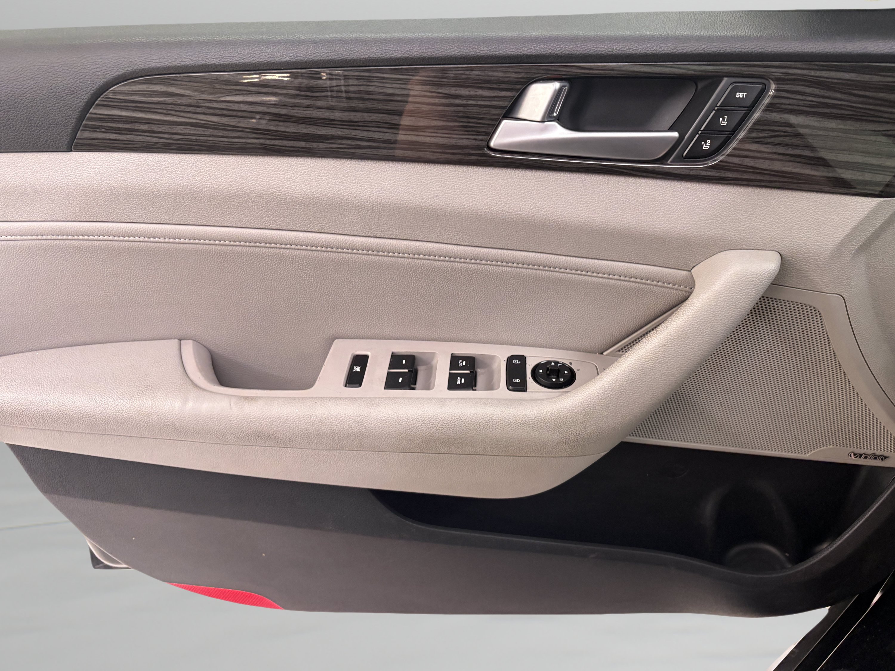 Used 2015 Hyundai Sonata Limited w/ Option Group 05 FWD image 24