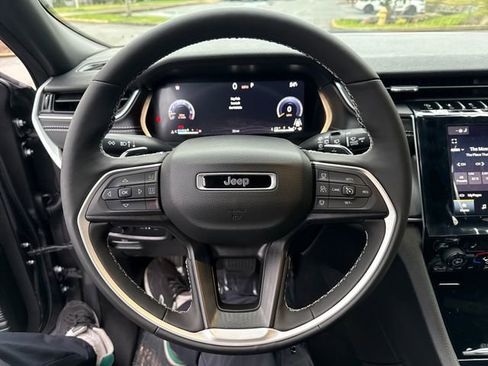 New 2025 Jeep Grand Cherokee Altitude image 18