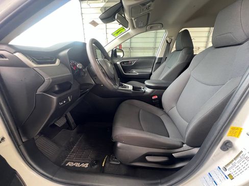 Used 2021 Toyota RAV4 LE AWD/4WD image 10