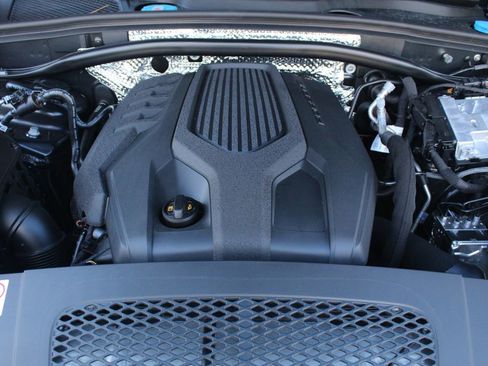Certified 2026 Porsche Macan AWD/4WD image 16