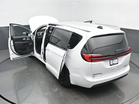 Used 2024 Chrysler Pacifica Limited FWD image 64