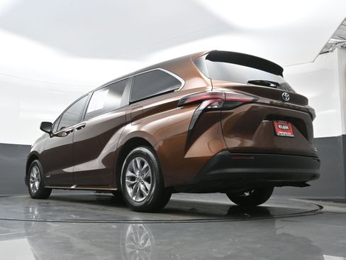 Used 2021 Toyota Sienna XLE FWD image 32