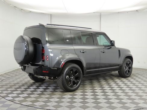 Used 2024 Land Rover Defender 110 X-Dynamic SE image 5