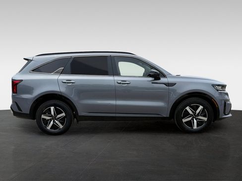 Used 2022 Kia Sorento S w/ Panoramic Sunroof Package FWD image 4