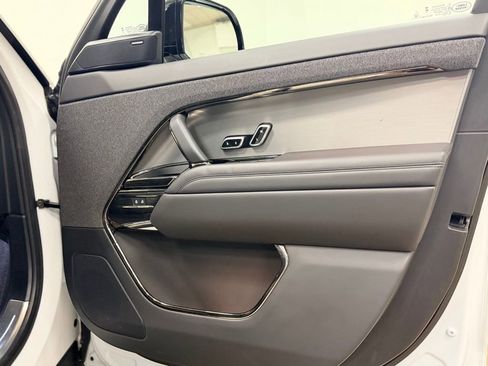 Used 2025 Land Rover Range Rover Sport SE image 18