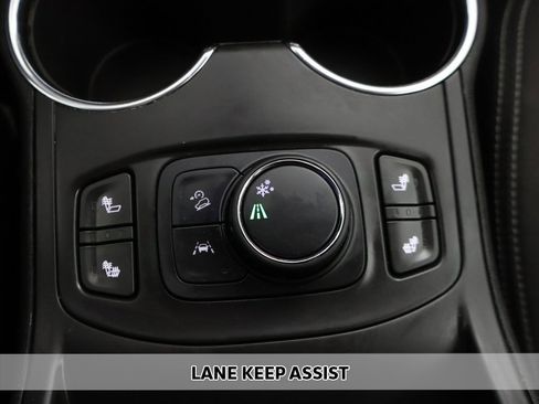 Used 2022 GMC Terrain SLE w/ Driver Convenience Package image 3