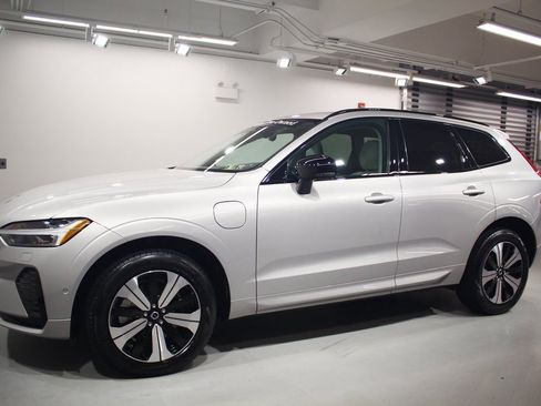 Used 2024 Volvo XC60 T8 Plus w/ Climate Package image 15