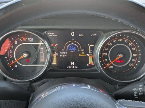 Used 2018 Jeep Wrangler Unlimited Sahara image 14