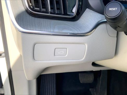 Used 2023 Volvo XC60 B5 Plus image 30