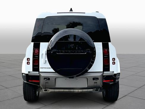 Used 2025 Land Rover Defender 110 X-Dynamic SE image 4