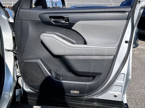 Used 2022 Toyota Highlander LE image 27