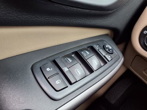 Used 2019 Jeep Cherokee Latitude w/ Cold Weather Group AWD/4WD image 20