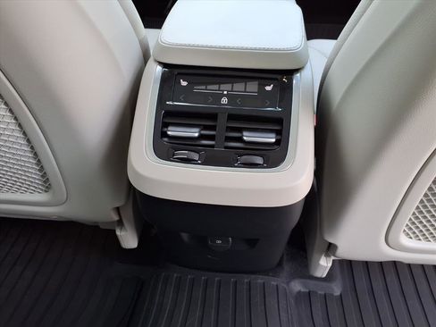 Certified 2024 Volvo XC90 B6 Plus image 17