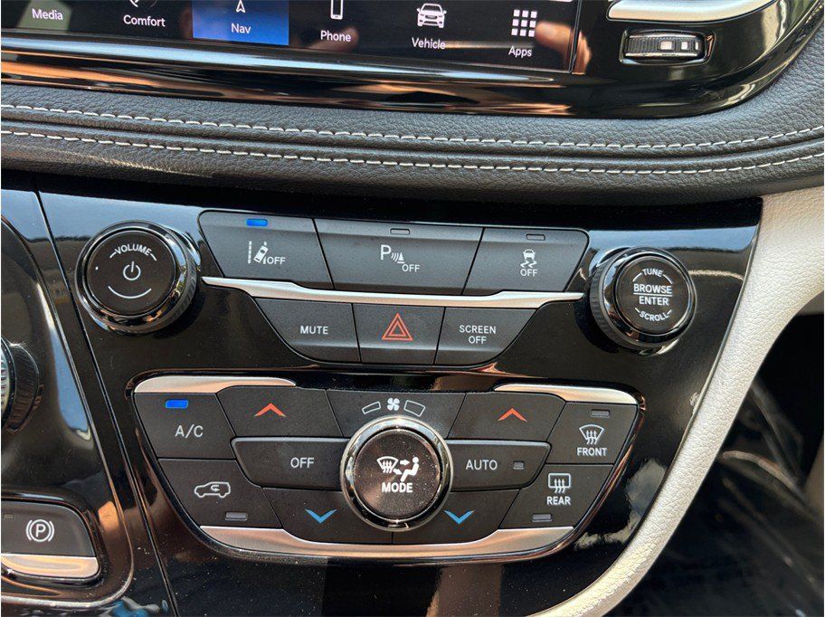Used 2024 Chrysler Pacifica Limited FWD image 33