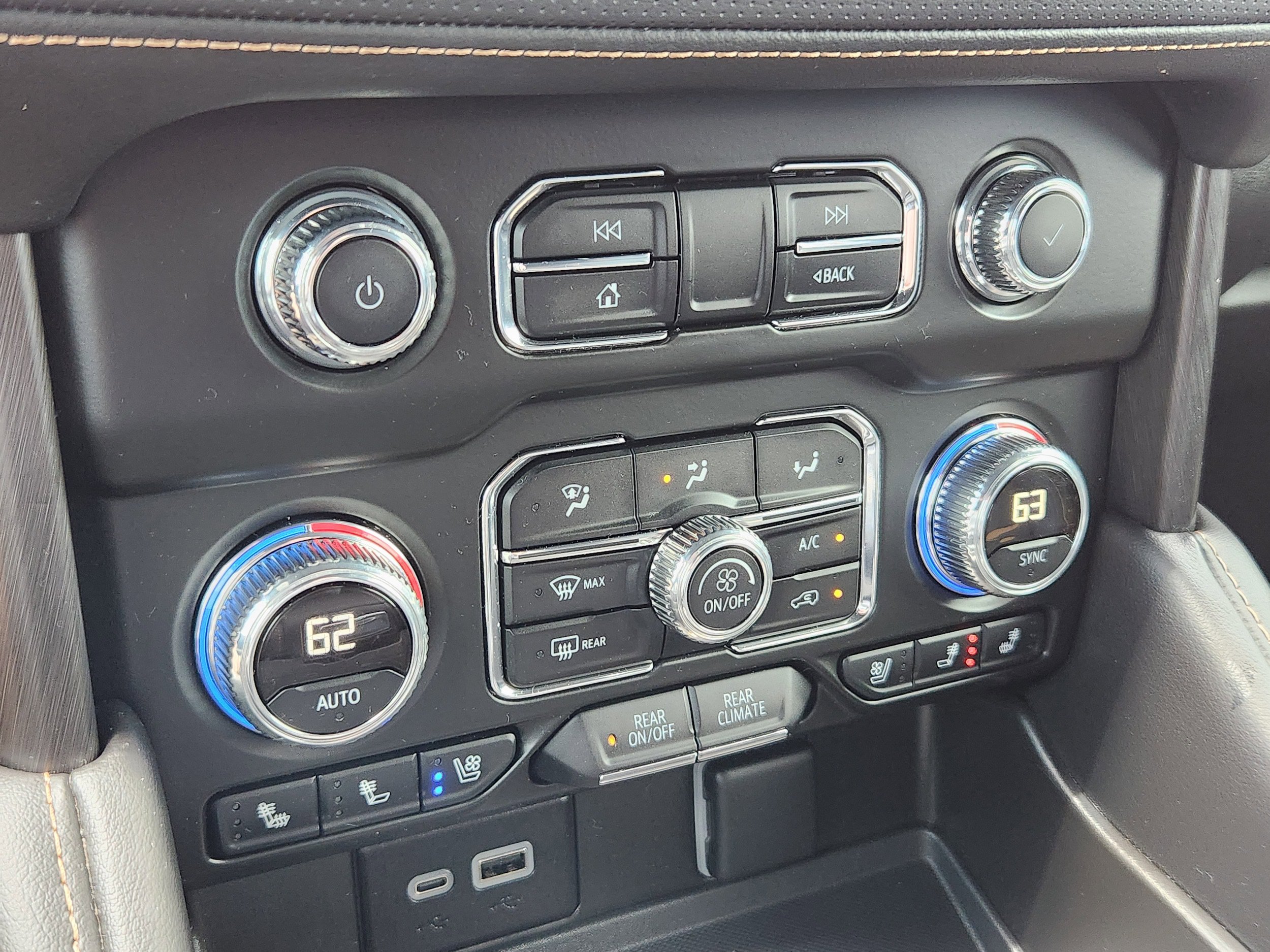 Used 2024 GMC Yukon AT4 w/ Technology Package AWD/4WD image 20