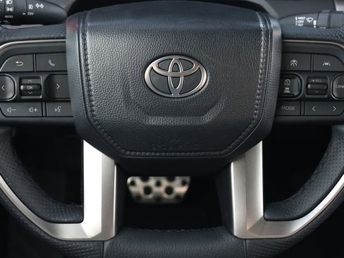 Used 2025 Toyota Tacoma TRD Sport w/ TRD Sport Upgrade Package image 17