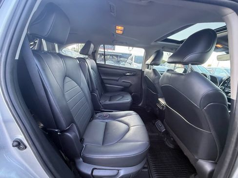 Used 2021 Toyota Highlander XLE FWD image 22