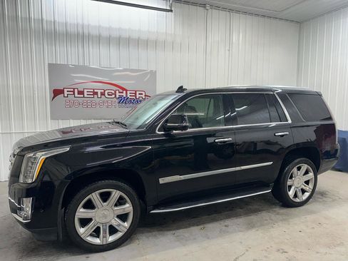 Used 2017 Cadillac Escalade Luxury AWD/4WD image 2