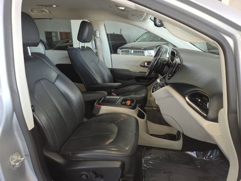 Used 2019 Chrysler Pacifica Touring-L Plus FWD image 32