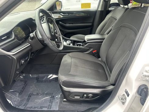 Used 2023 Jeep Grand Cherokee Laredo w/ Luxury Tech Group I AWD/4WD image 29
