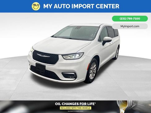 Used 2023 Chrysler Pacifica Touring-L FWD image 3