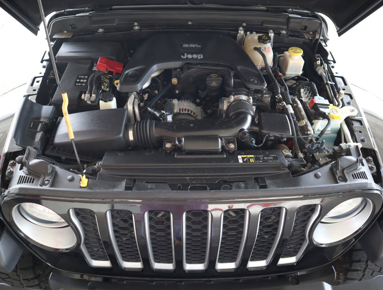 Used 2020 Jeep Gladiator Overland w/ Trailer Tow Package AWD/4WD image 12