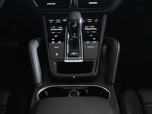 Used 2021 Porsche Cayenne AWD/4WD image 16